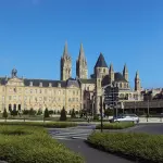 L’hôtel de ville de Caen vu depuis son esplanade, image d’archive