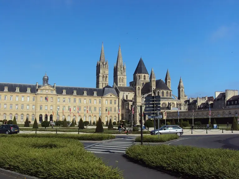 L’hôtel de ville de Caen vu depuis son esplanade, image d’archive