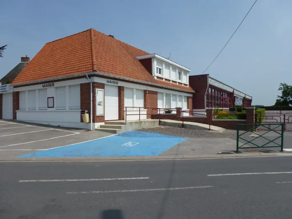 Mairie et école de Boëseghem, photographie d’archive de2013