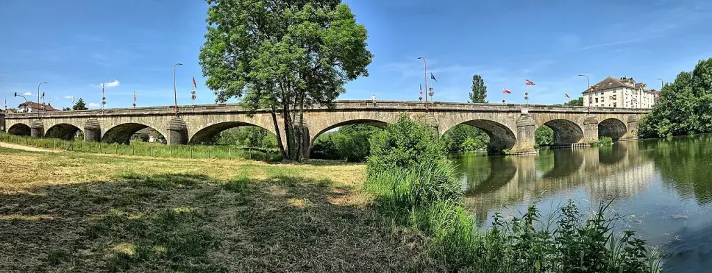 Le pont et les quais de Port-sur-Saône