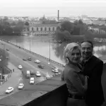 Line Renaud et Loulou Gasté sur un balcon à Toulouse en 1972
