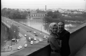 Line Renaud et Loulou Gasté sur un balcon à Toulouse en 1972