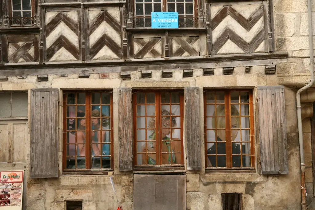 Maison ancienne portant un panneau à vendre à Noyers-sur-Serein, archive de 2011