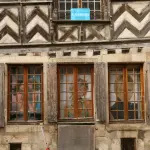 Maison ancienne portant un panneau à vendre à Noyers-sur-Serein, archive de 2011