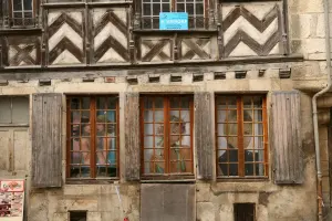 Maison ancienne portant un panneau à vendre à Noyers-sur-Serein, archive de 2011