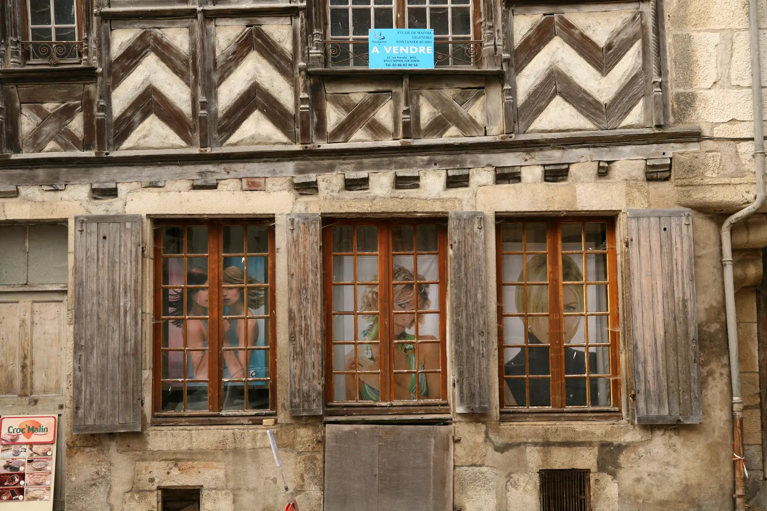 Maison ancienne portant un panneau à vendre à Noyers-sur-Serein, archive de 2011