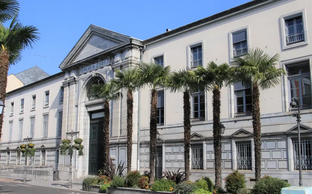 La façade du palais de justice de Tarbes en mars 2022