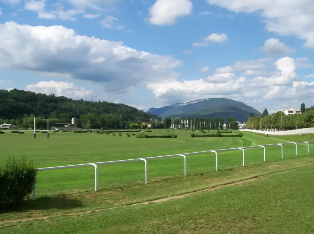 Vue de l’hippodrome de Marlioz à Aix-les-Bains en septembre 2012