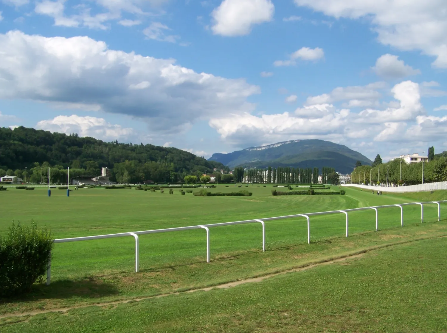 Vue de l’hippodrome de Marlioz à Aix-les-Bains en septembre 2012