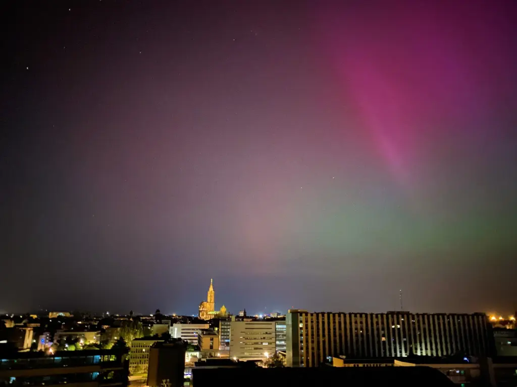 Aurore rose et verte au-dessus de Strasbourg, cathédrale et ville visibles (archive)
