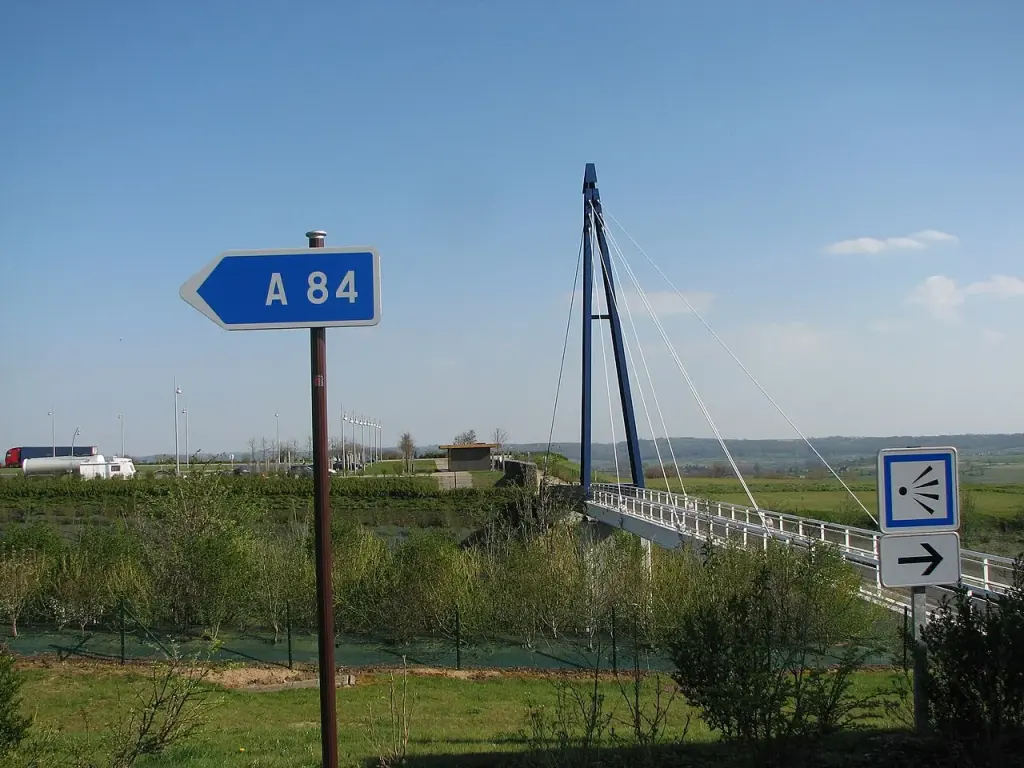 Panneau A84 et passerelle de l’aire de la Baie au nord d’Avranches, archive 2007