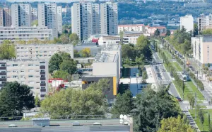 Vue aérienne des Minguettes et de la ligne T4 à Vénissieux en 2019