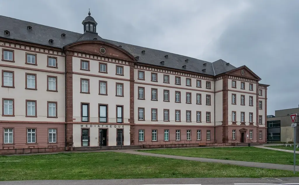 Façade de l’ancien hôpital militaire partagé par l’IUT et la médiathèque de Haguenau, archive de 2023