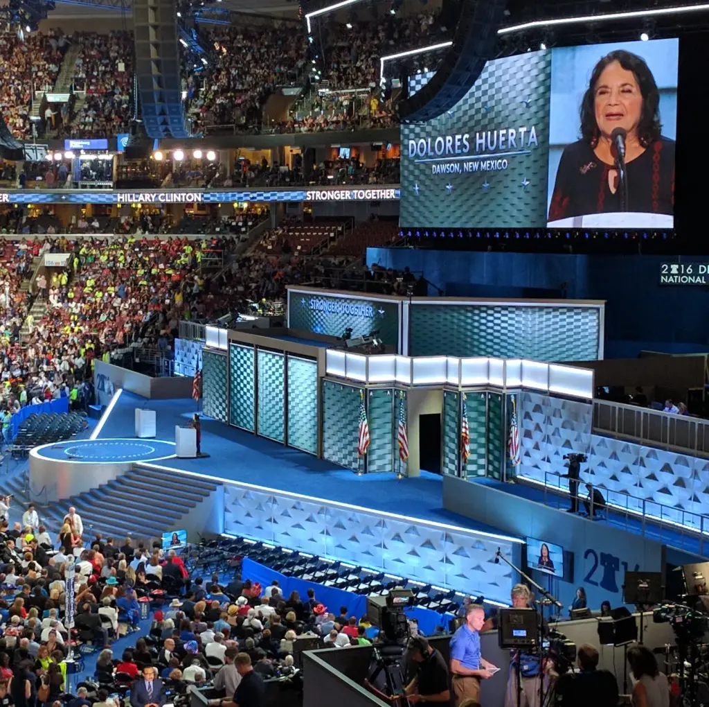 Dolores Huerta s’exprime au micro à la convention démocrate en juillet 2016