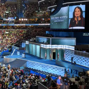 Dolores Huerta s’exprime au micro à la convention démocrate en juillet 2016