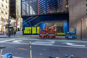 Façade d’une boutique Nike à New York avec le logo de la marque