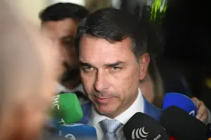 Flávio Bolsonaro lors d’un entretien au Sénat en avril 2026, photographie d’archive