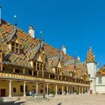 La cour et les toits vernissés des Hospices de Beaune