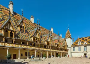 La cour et les toits vernissés des Hospices de Beaune