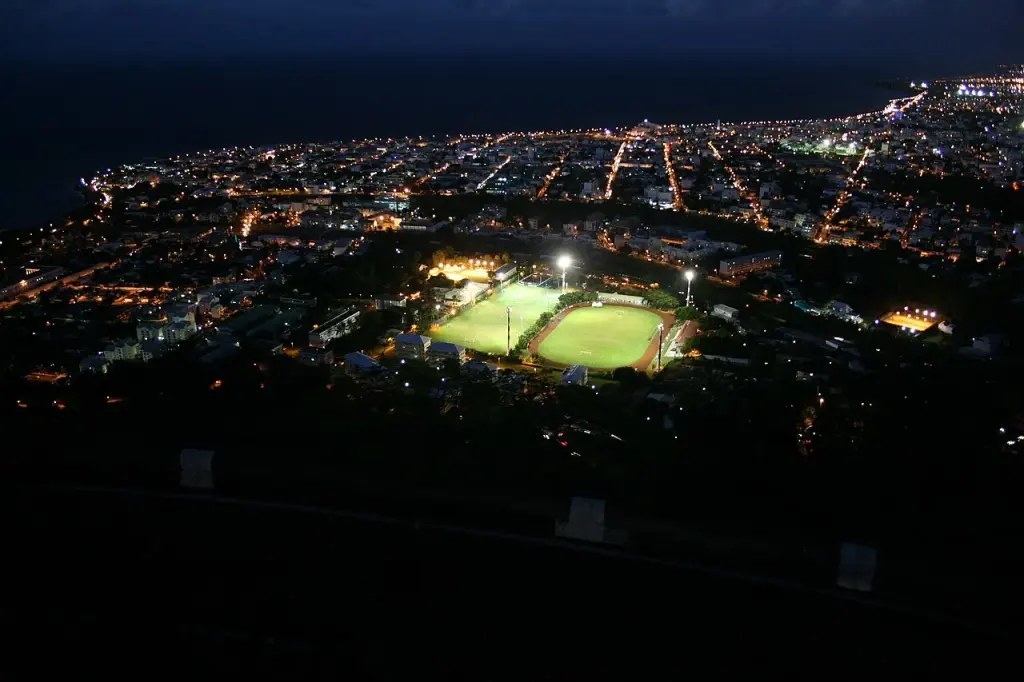 Le stade de La Redoute et Saint-Denis de La Réunion vus depuis les hauteurs