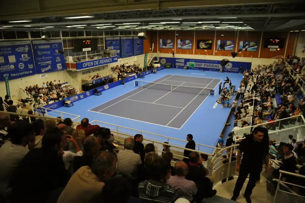 Intérieur de la salle Colette-Besson à Rennes en configuration tennis en 2011