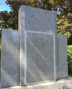 Le mémorial aux victimes de la catastrophe des Aucrais photographié en 2023
