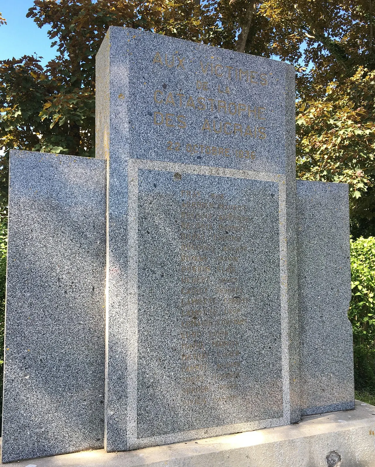 Le mémorial aux victimes de la catastrophe des Aucrais en août 2023