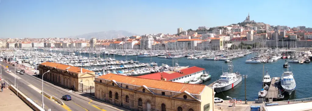 Vue panoramique du Vieux-Port de Marseille