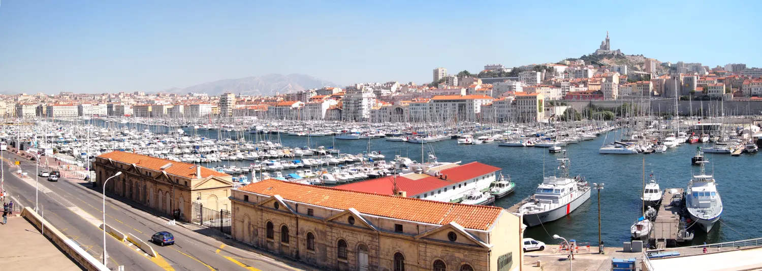 Vue panoramique du Vieux-Port de Marseille