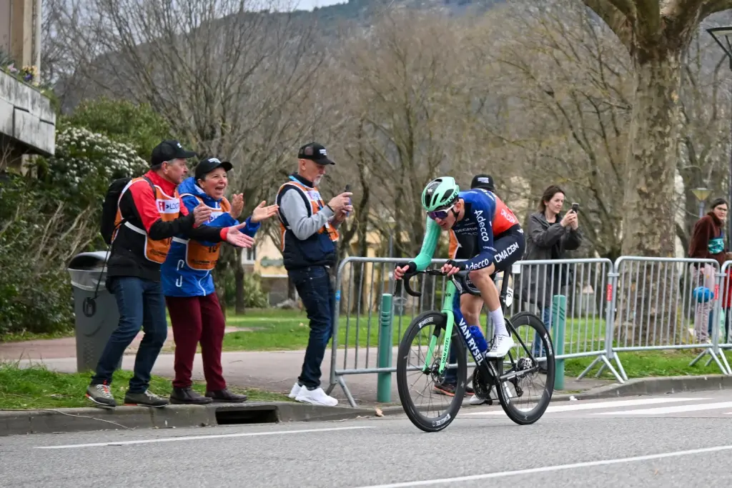 Paul Seixas roule seul en tête pendant l’Ardèche Classic 2026.