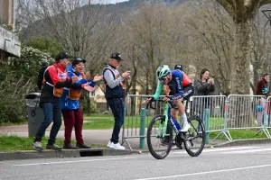 Paul Seixas roule seul en tête pendant l’Ardèche Classic 2026.