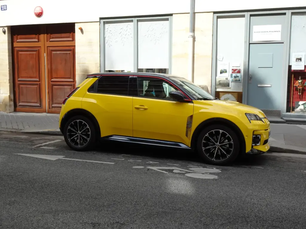 Renault 5 E-Tech électrique jaune photographiée à Paris
