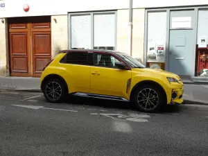 Renault 5 E-Tech électrique jaune photographiée à Paris