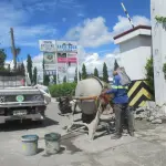Ouvrier du bâtiment travaillant en extérieur