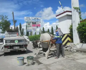Ouvrier du bâtiment travaillant en extérieur