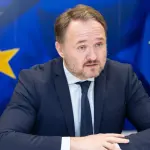 Dan Jørgensen devant les drapeaux européens en février 2024, photographie d’archive