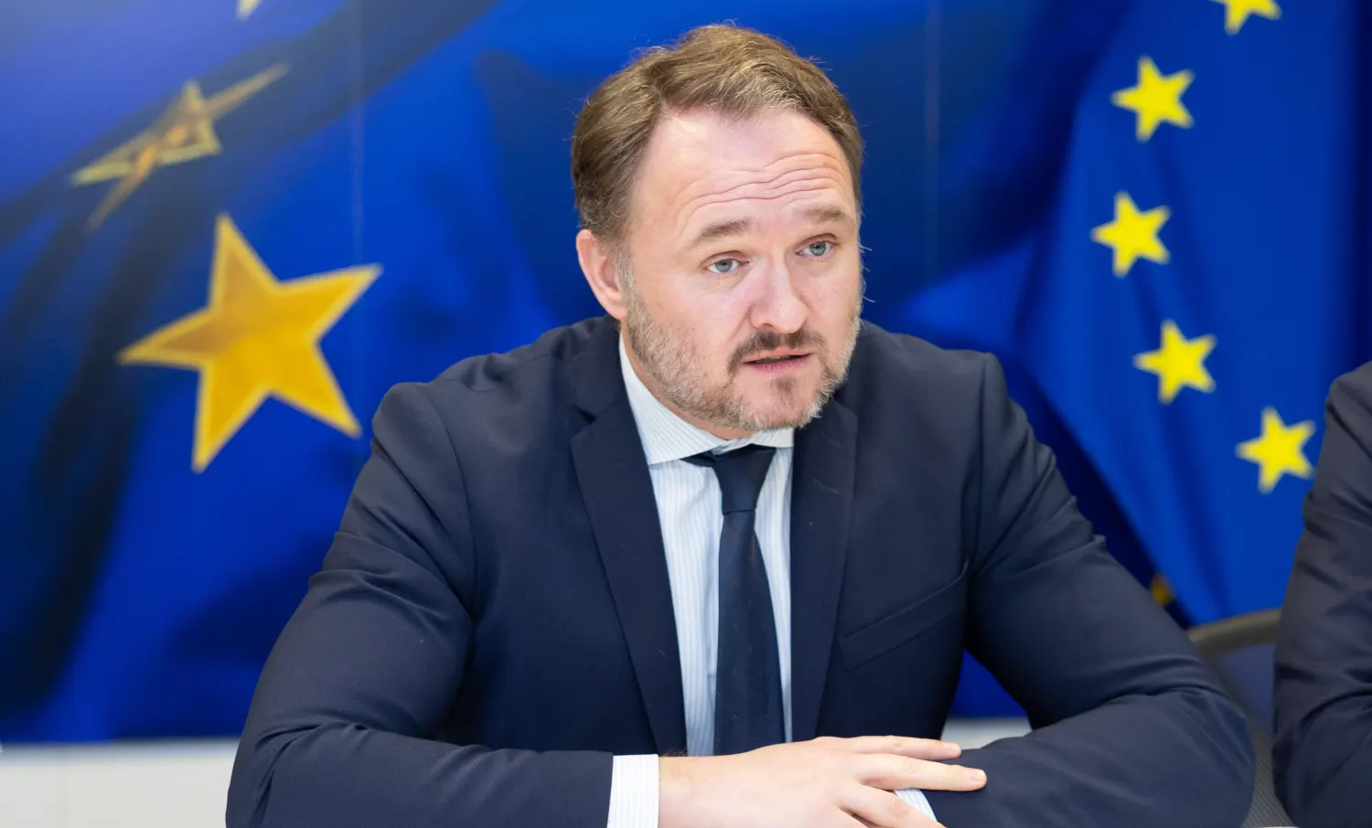 Dan Jørgensen devant des drapeaux européens en février 2024