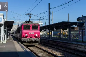 Locomotive rose OUIGO Train Classique et sa rame en gare de Rennes en mars 2025