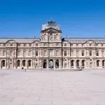Pavillon de l’Horloge du musée du Louvre vu depuis la cour
