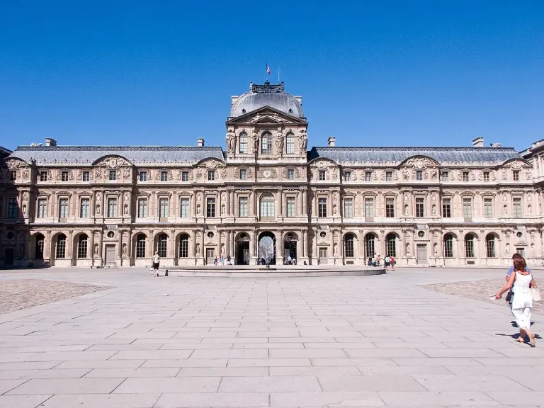 Pavillon de l’Horloge du musée du Louvre vu depuis la cour