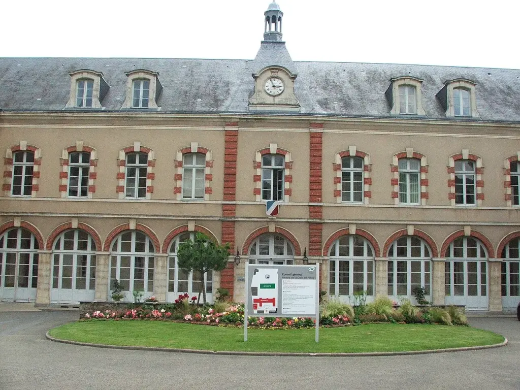Façade de l’hôtel du Département de la Sarthe au Mans