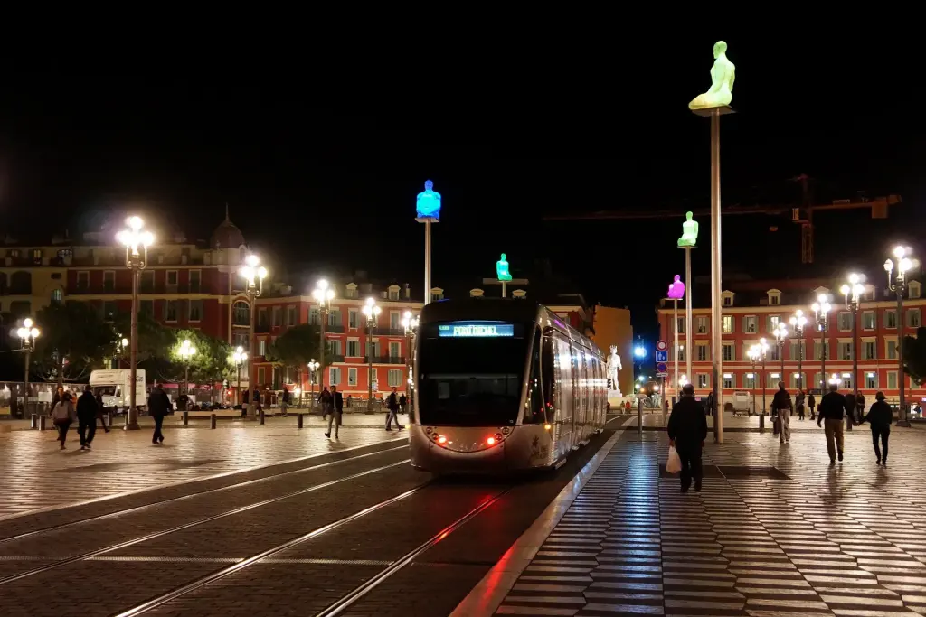 Place Masséna à Nice de nuit