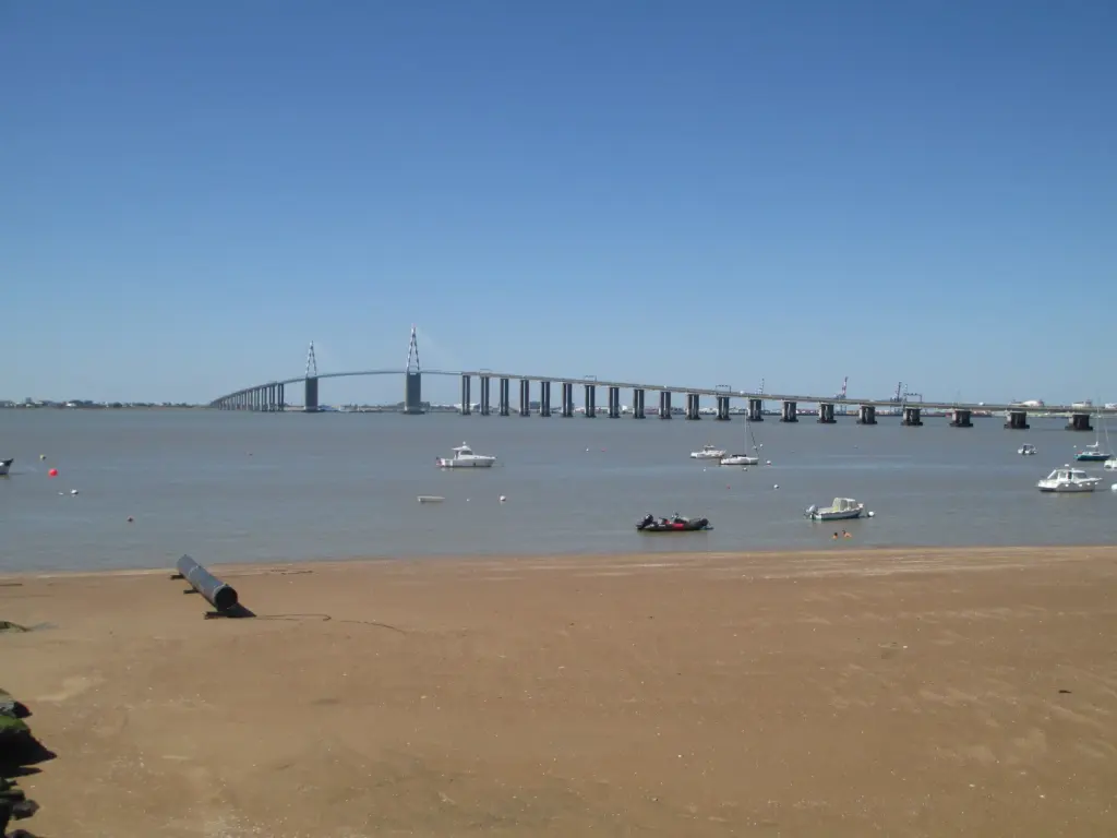 Pont de Saint-Nazaire au-dessus de l’estuaire, photographie d’archive