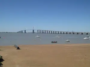 Pont de Saint-Nazaire au-dessus de l’estuaire, photographie d’archive