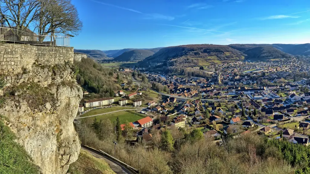 Ornans et la vallée de la Loue vus depuis le belvédère du château en février 2019