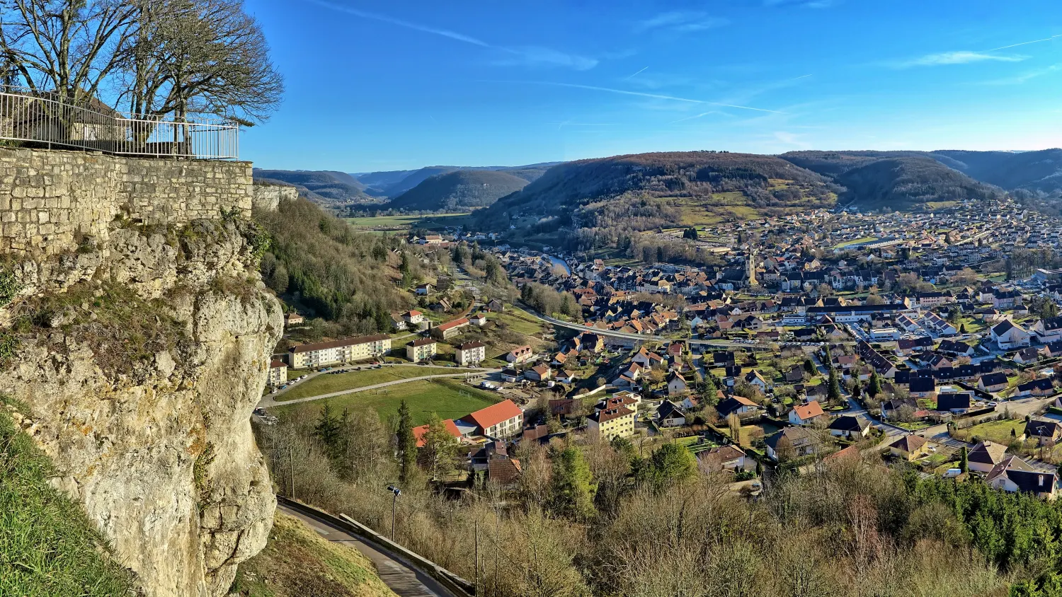 Ornans et la vallée de la Loue depuis le belvédère du château en février 2019