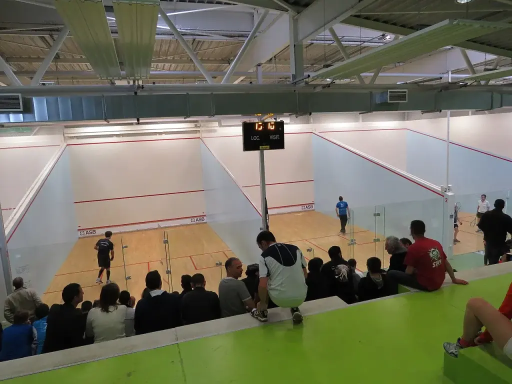 Une salle de squash pendant une compétition en France