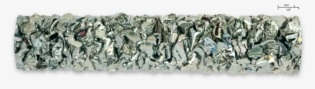 Barre cristalline de hafnium sur fond noir