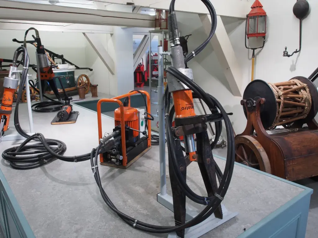 Outils hydrauliques de secours Holmatro exposés dans un musée des pompiers