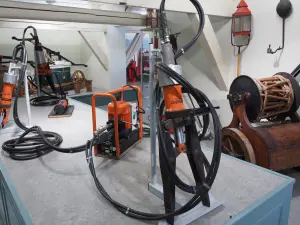 Outils hydrauliques de secours Holmatro exposés dans un musée des pompiers